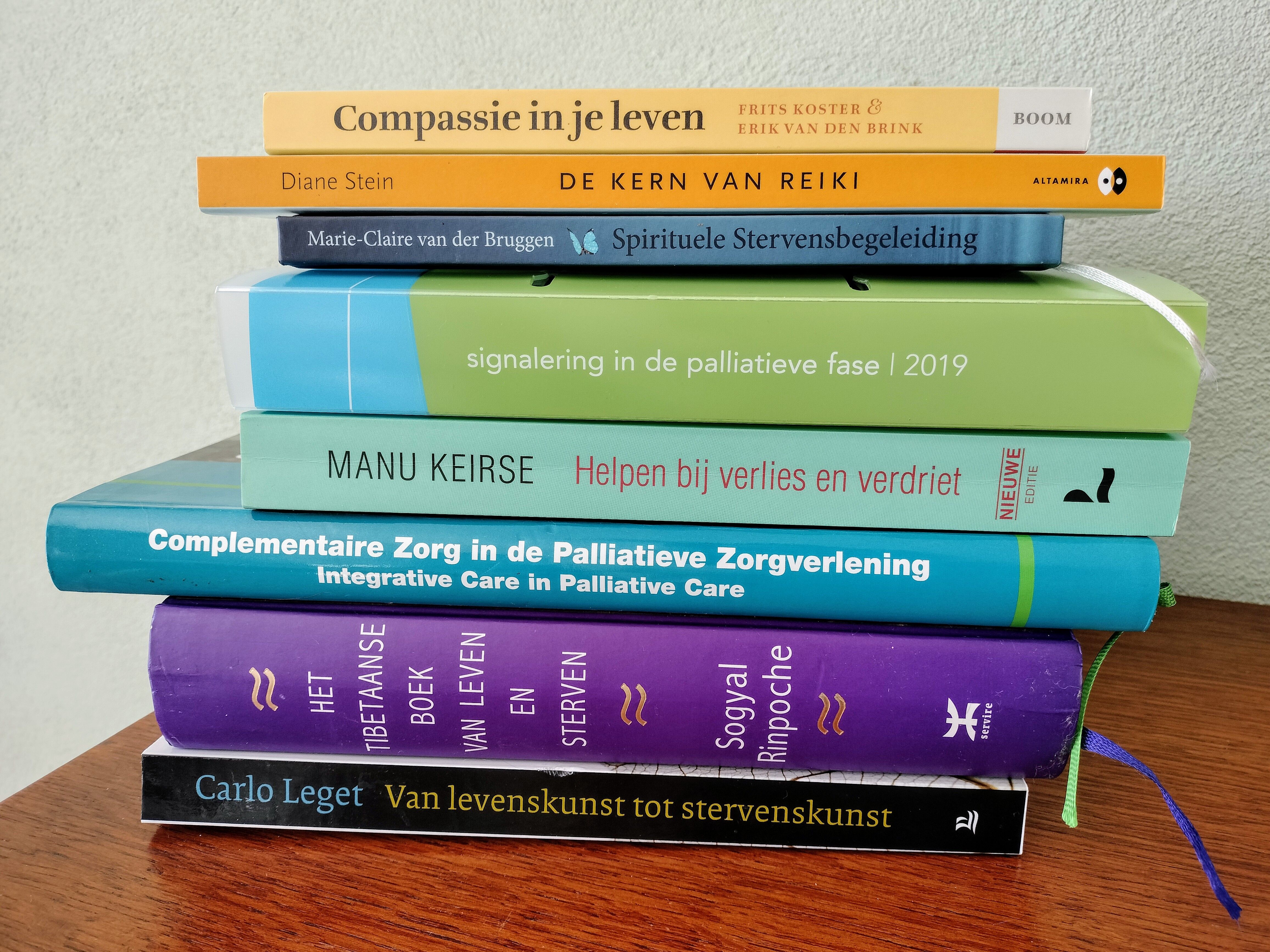 stapel met boeken op een tafeltje